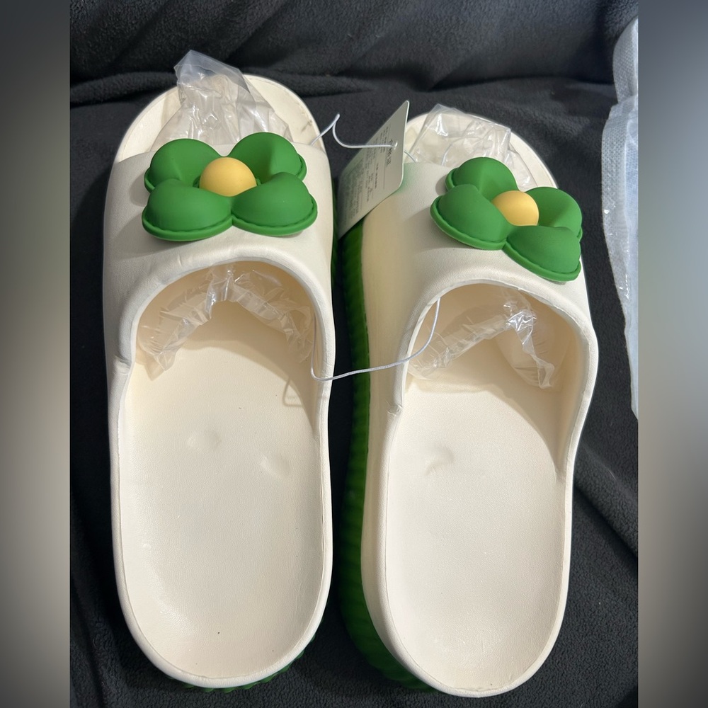 Brand New Women's 39-40 (US 7.5-9.5) Green and White Floral Slides
